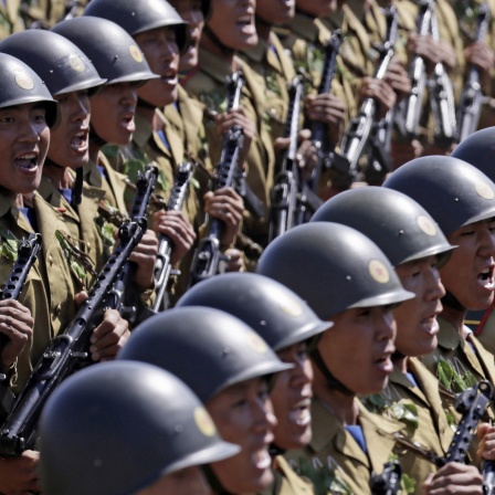 Nordkoreanische Soldaten marschieren während einer Militärparade. Archivbild: 09.09.2018