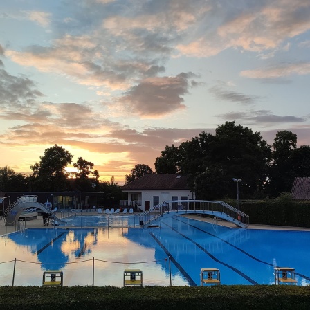 Blick auf das Freibad in Burgdorf am frühen Morgen.