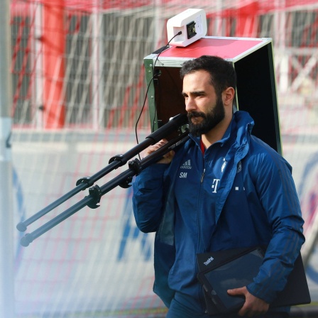Soner Mansuroglu, Trainingsmonitoring-Analyst beim FC Bayern München, mit GPS-Tracking-System