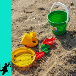 Buntes Spielzeug im Sand