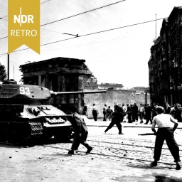 17. Juni 1953: Ost-Berlin: Menschen, werfen Steine gegen sowjetischen Panzer.