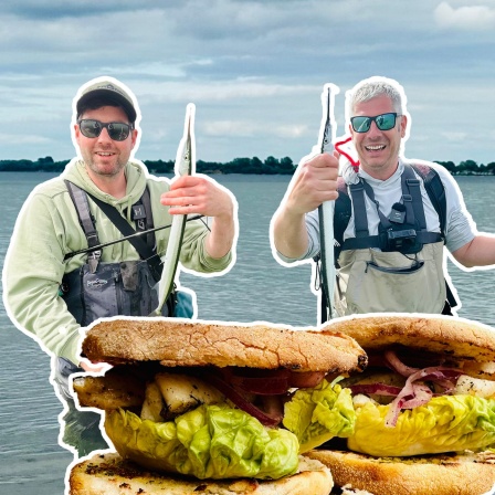 Moritz Freudenthal(links) und Frieder mit Hornhechten vor leckeren Fischbrötchen(Bild: rbb/F.Rößler)