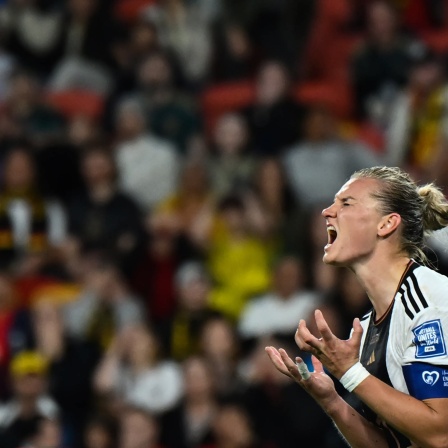 DFB-Nationalspielerin Alexandra Popp reagiert wütend nach einer verpassten Torchance.