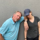 Dietmar Wischmeyer und Tina Voß stehen erschöpft vor einer grauen Wand