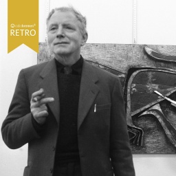 Der Künstler Rolf Nesch vor einem seiner Werke. ARD Retro Reihe