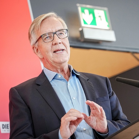 Dietmar Bartsch, Fraktionsvorsitzender der Partei Die Linke, gibt zu Beginn der Fraktionssitzung seiner Partei im Bundestag ein Pressestatement. 