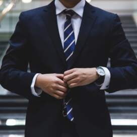 Ein Mann in Anzug und Krawatte