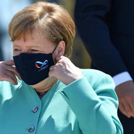 Bundeskanzlerin Angela MERKEL CDU mit Mundschutz, Maske mit dem Logo,Emblem der EU Ratspraesidentschaft, Einzelbild,angeschnittenes Einzelmotiv,Portraet,Portrait,Porträt. Bayerisches Kabinett tagt gemeinsam mit Bundeskanzlerin Merkel auf Schloss Herrench