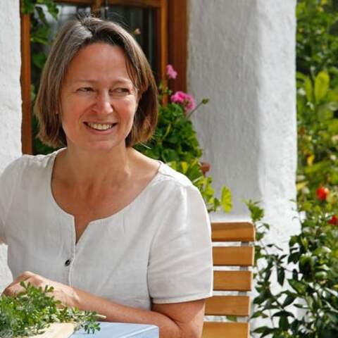 Ernährungswissenschaftlerin Karin Buchart sitzt im Garten und schneidet Kräuter. Sie erklärt in SWR1 Leute, welche Heilkräuter und Heilpflanze welche Wirkung haben und wie Naturheilkunde uns heilen kann.