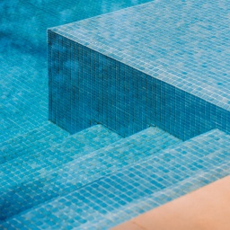 Einstieg in ein blau gekacheltes Schwimmbecken.