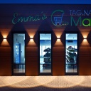 "Emmas Tag & Nacht Markt" steht über den Fenstern eines 24-Stunden-Dorfladens.