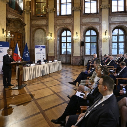 Senatspräsident Milo Vystrèil spricht bei einer öffentlichen Debatte anlässlich des 75-jährigen Bestehens der Nato am Rande des informellen Treffens der Außenminister der NATO-Mitgliedstaaten in Prag.