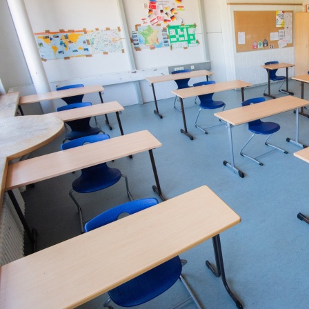 Stühle und Tische stehen im Abstand von jeweils zwei Metern in einem Klassenraum der IGS Roderbruch.