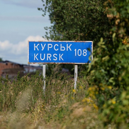  Ein Schild mit der Aufschrift "Kursk 108 km" steht an der russisch-ukrainischen Grenze.