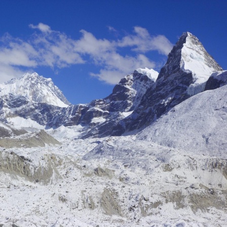 Der Mount Everest, Nuptse, Nirekha, Kangchung (Ost). Vorne der Ngozumba-Gletscher. 