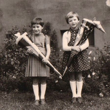 Einschulung 1960. Autorin Kristine Kretschmer (rechts) mit ihrer Freundin Christiane