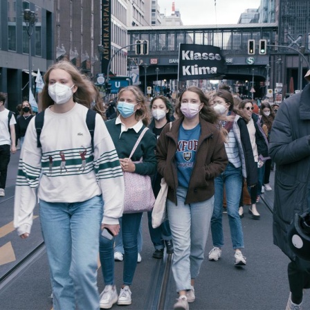Im Still aus "Der laute Frühling" marschieren vor allem junge Menschen auf einer Klimademonstration.