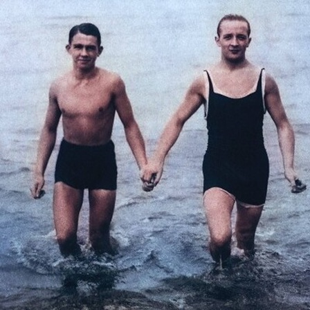 Zwei Männer in Badebekleidung im Stil der 20er, 30er Jahre. Ein Ausschnitt aus dem Film "ELDORADO – ALLES, WAS DIE NAZIS HASSEN", 2023. Netflix