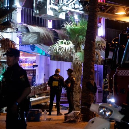 Polizeibeamte arbeiten neben einer eingestürzten Terrasse. Beim Einsturz eines voll besetzten Restaurants an der Playa de Palma auf Mallorca sind mindestens vier Menschen ums Leben gekommen.