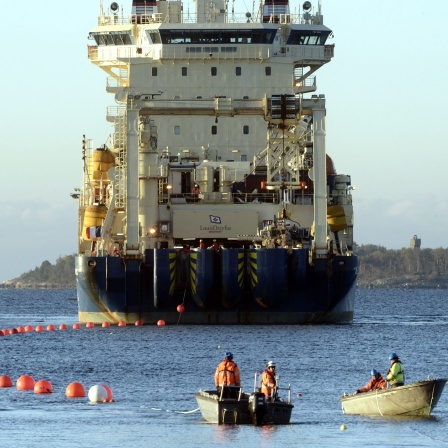 Das Schiff "Ile de Brehat" verlegt das Sea-Lion-Unterseekabel in der Ostsee (Bild: picture alliance/dpa/Lehtikuva/Heikki Saukkomaa)