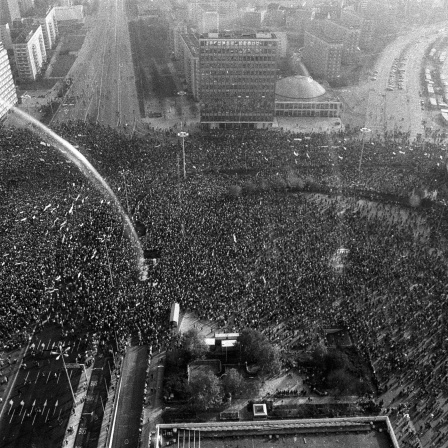 Menschenmassen auf dem Alexanderplatz in Berlin Ost während der Demonstration am 4. November für Meinungs- und Versammlungsfreiheit sowie eine reformierte DDR