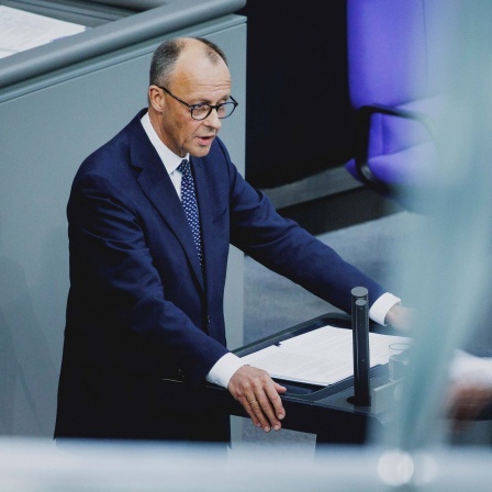 Bundeskanzler Friedrich Merz (CDU) steht im Deutschen Bundestag am Rednerpult
