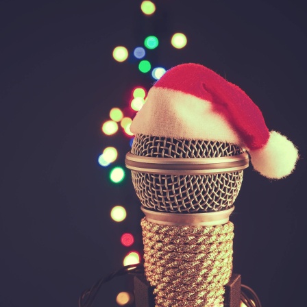 Ein Mikrofon mit einer Nikolausmütze
