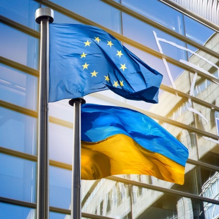 Die europäische und die ukrainische Flagge