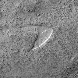Ein Schwarz-Weiß-Foto zeigt eine Oberflächen-Formation auf dem Mars, das dem Star.Trek-Logo ähnelt.