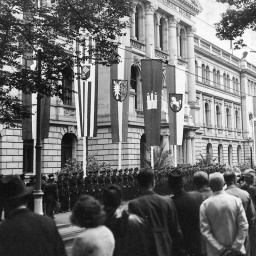 Erste Tagung des parlamentarischen Rates in Bonn im Museum Alexander Koenig in Bonn mit davor angetretener deutscher Polizei waehrend der Auffahrt der Gaeste zum Festakt vor der Eroeffnungssitzung des parlamentarischen Rates.