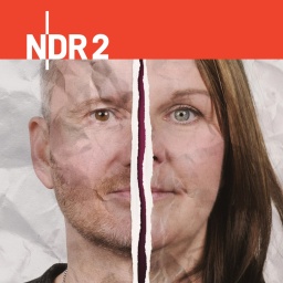Zwei montierte Gesichtshälften vor zerknittertem Papier-Hintergrund: Claudia und Marcel (2. Staffel)