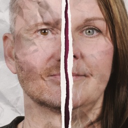 Zwei montierte Gesichtshälften vor zerknittertem Papier-Hintergrund: Claudia und Marcel (2. Staffel)