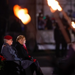 Bundeskanzlerin Angela Merkel (Mitte) verfolgt neben Verteidigungsministerin Annegret Kramp-Karrenbauer (rechts, beide CDU) und dem Generalinspekteur der Bundeswehr, General Eberhard Zorn, ihre Verabschiedung durch die Bundeswehr. Mit einem Großen Zapfenstreich wird Kanzlerin Merkel gegen Ende ihrer Regierungszeit nach 16 Jahren verabschiedet.