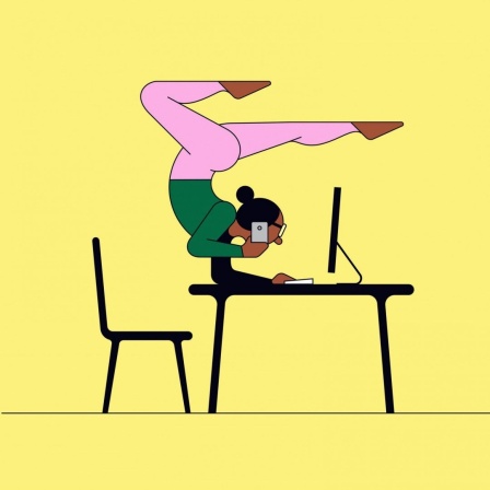 Multitasking, eine Frau macht einen Yoga-Handstand während sie am Computer arbeitet 