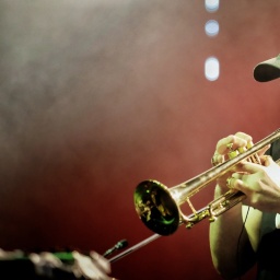 Matthew Halsall bei seinem Auftritt mit dem Gondwana Orchestra beim Überjazz Festival 2018 auf Kampnagel