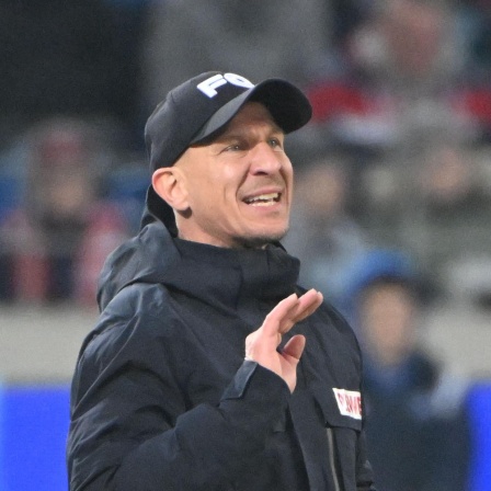 Kölns Trainer Gerhard Struber gibt seiner Mannschaft Anweisungen vom Spielfeldrand