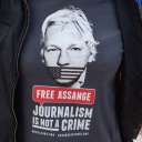 Ein T-Shirt mit dem Foto des Journalisten Julian Assange