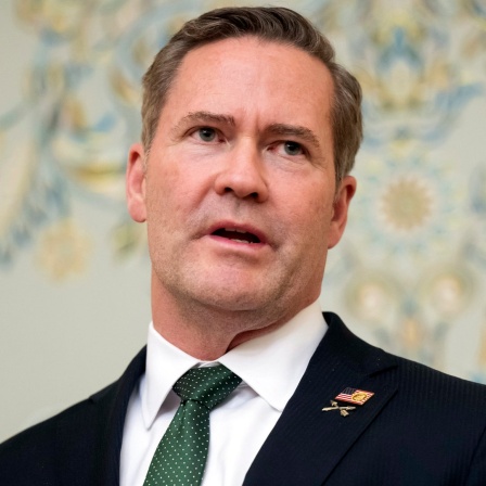 Der nationale Sicherheitsberater der USA, Mike Waltz, spricht nach einem Treffen mit einer ukrainischen Delegation mit den Medien in  Dschidda (Saudi-Arabien). 