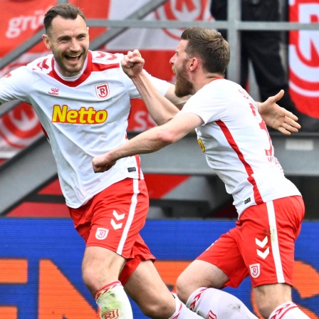 Regensburg jubelt gegen Schalke