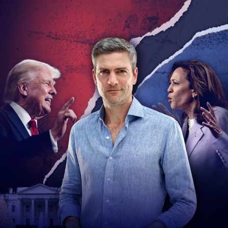 Collage von Ingo Zamperoni im hellblauen Leinenhemd vor Fragmenten der amerikanischen Flagge. Hinter ihm seitliche, konfrontativ gesetzte Porträts von Donald Trump und Kamala Harris während sie Reden halten.