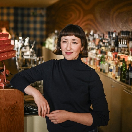 Die Bartenderin Maria Gorbatschova steht in der Green Door Bar in der Winterfeldtstraße in Berlin-Schöneberg. 