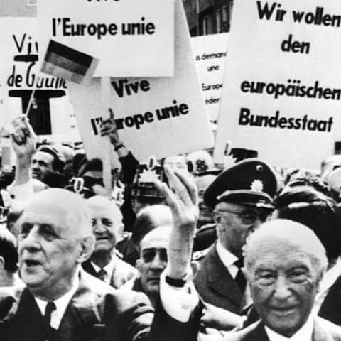 Charles de Gaulle bedankt sich während seines Besuchs in Bonn am 5.9.1962 vor dem Bonner Rathaus bei den jubelnden Bürgern. Neben ihm Bundeskanzler Konrad Adenauer