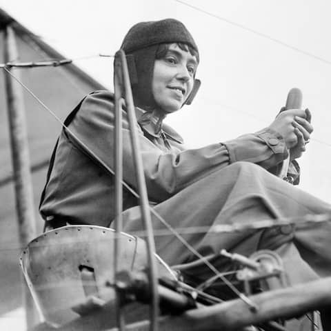 Hélène Dutrieu in ihrem Flugzeug