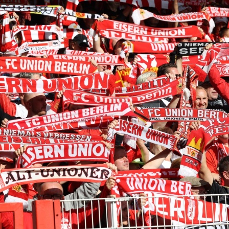 Fans von Union Berlin im Stadion an der Alten Försterei