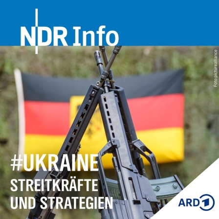 Drei Gewehre stehen vor der feierlichen Wiederinbetriebnahme des Munitionslagers Altheim bei Walldürn auf dem Gelände.