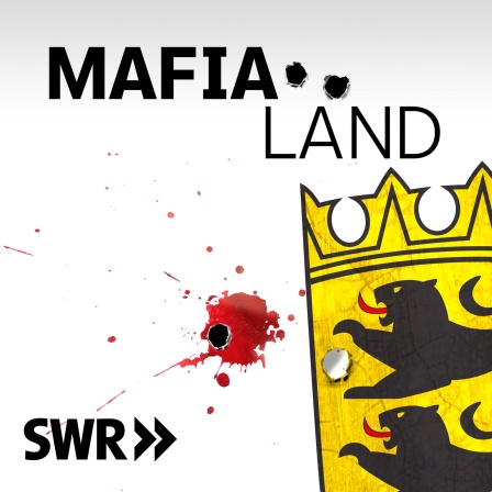 Mafia Land - Die unglaubliche Geschichte des schwäbischen Pizzawirts Mario L. - ein aktueller True Crime Podcast aus Baden-Württemberg. Ermittler sind überzeugt: Mario L. war so etwas wie der &#034;auswärtige Arm&#034; eines Ndrangheta-Clans und gehörte damit zur größten kriminellen Organisation der Welt.  (Foto: Das Wappen Baden-Württembergs mit roten Blutspritzern und dem Schriftzug MAFIA LAND)