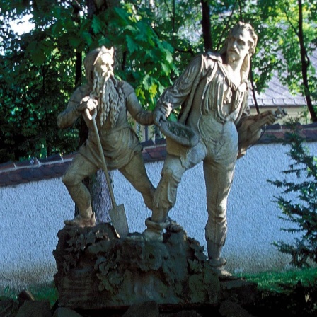 Skulpturen nach der Rotkopf Görg Sage im Schlosspark Burgk in Freital