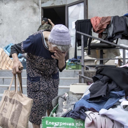 Eine älte Frau vor einem Verteilungszentrum für humanitäre Hilfsgüter in der Ukraine.