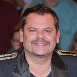Der Comedian Ingo Appelt lächelt direkt in die Kamera.