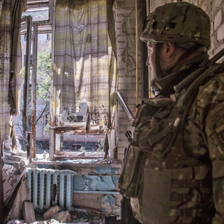 Ein ukrainischer Soldat steht während schwerer Kämpfe an der Front in Sjewjerodonezk in der Region Luhansk in einer zerstörten Wohnung.